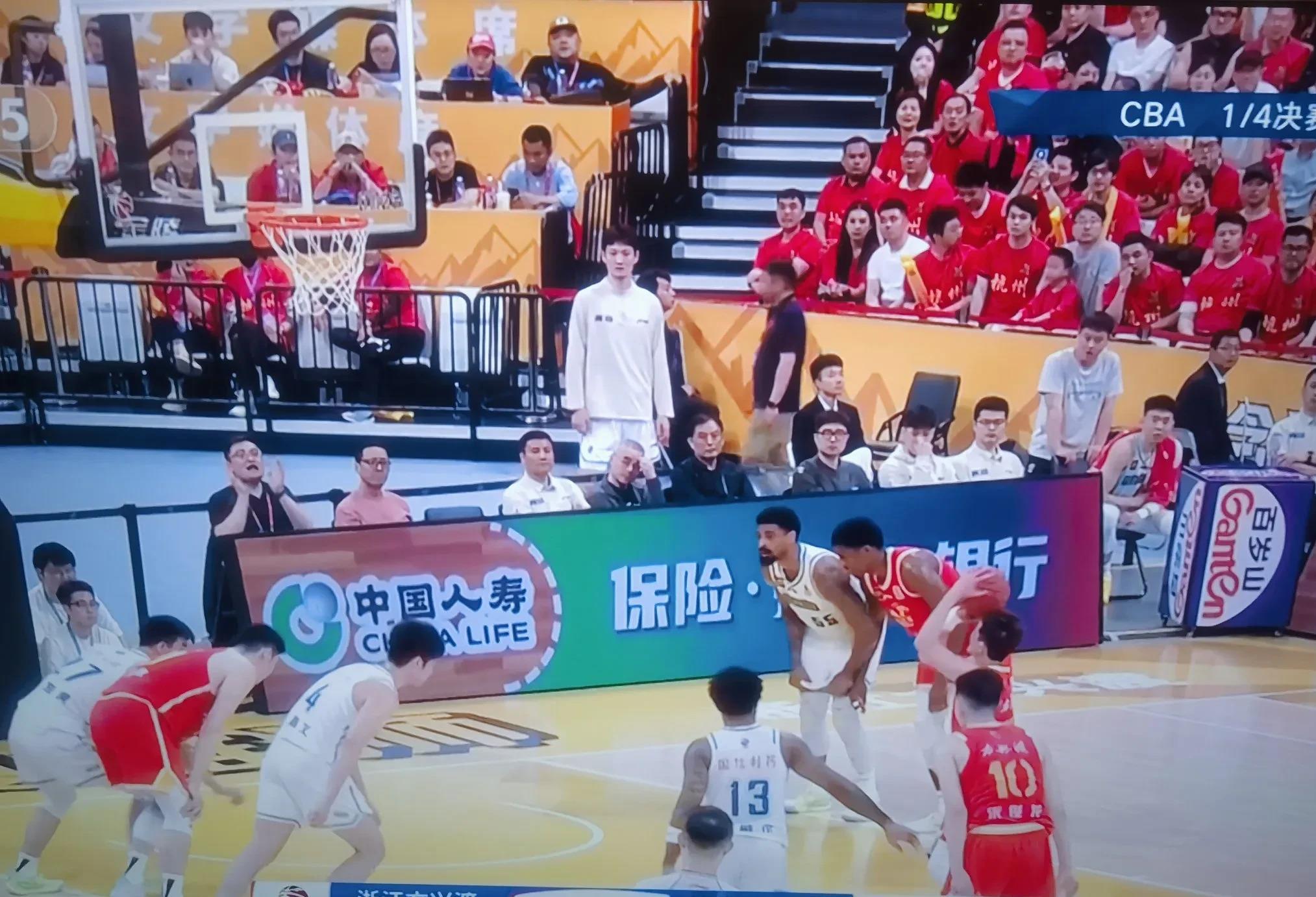 辽东黑豹队对阵中原鲸鲨队，田径半决赛火力全开，门将神扑救主——目标直指冠军